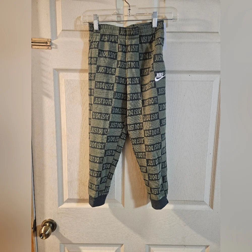 Nike KIDS Sportswear Textured Club Fleece Joggers: GREEN: NEW WITH TAGS: SZ 7